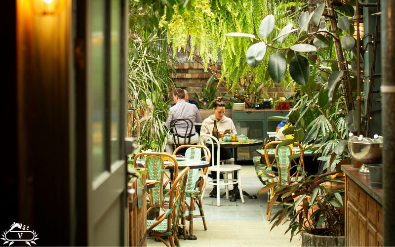 بهترین متریال برای کف ‌سازی فضای سبز رستوران