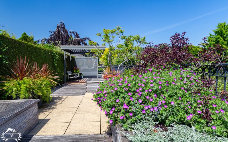 طراحی و اجرای روف گاردن در تهران | تبدیل پشت بام شما به باغی زیبا و مدرن 2 طراحی و اجرای روف گاردن در تهران